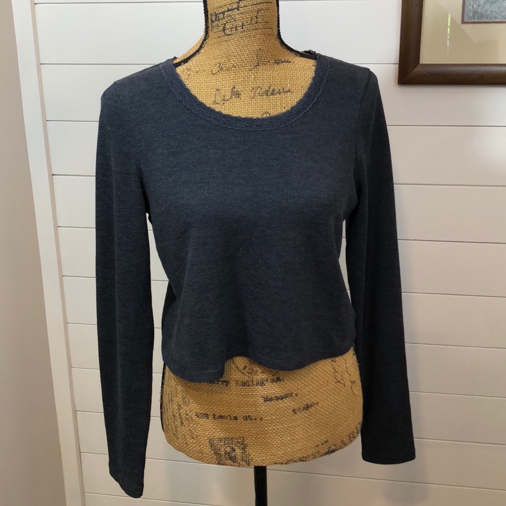 AE gray crop top